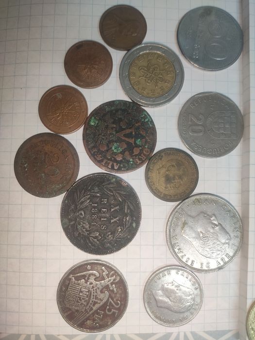 Moedas de diferentes anos e países