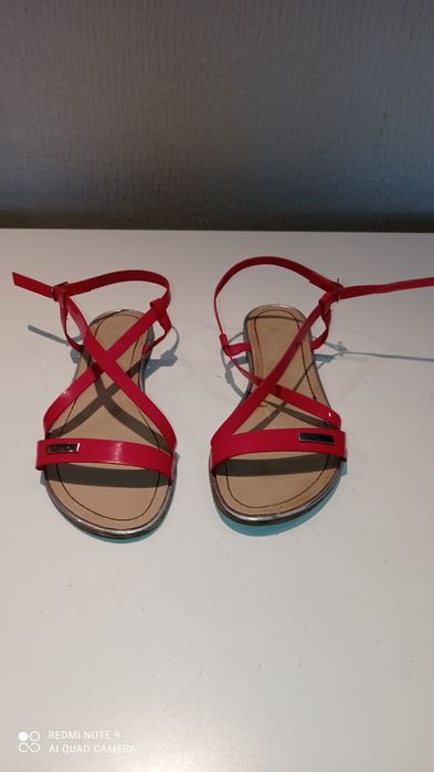 Sprzedam sandałki dziewczęce r. 37, długość wkładki 23,5 cm