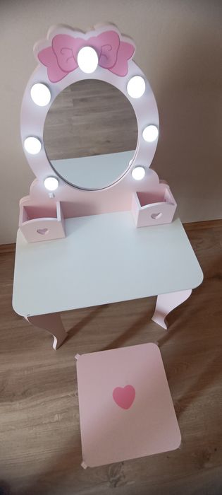 Biurko dla diwczynki.  Nowe