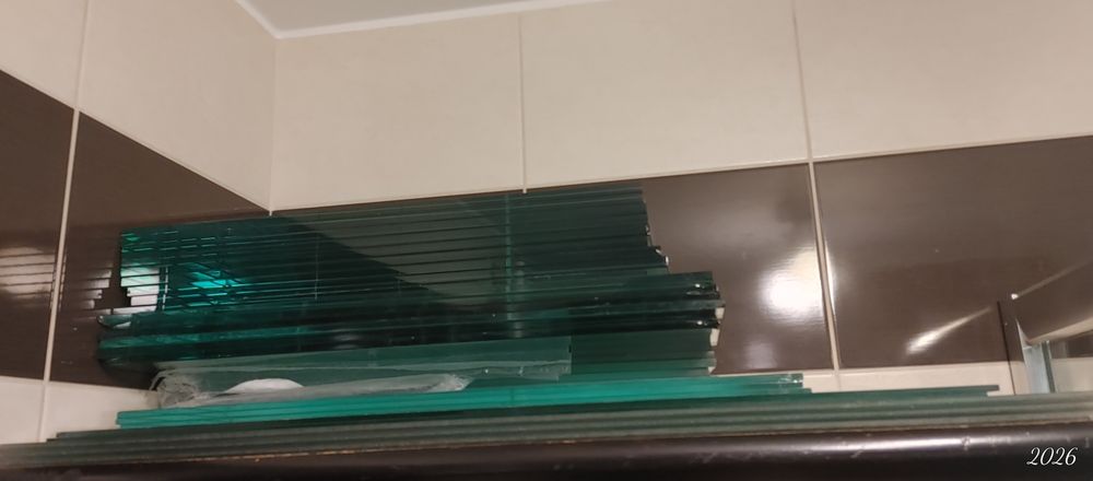 Półki szklane. Grube szklo. Nawet 10mm. Kilka pólek ma zaokrąglone rog