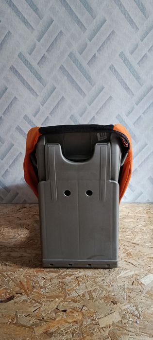 Дитяче автокрісло CHICCO.
 Автокрісло Chicco universal 9-18 кг. Регулю