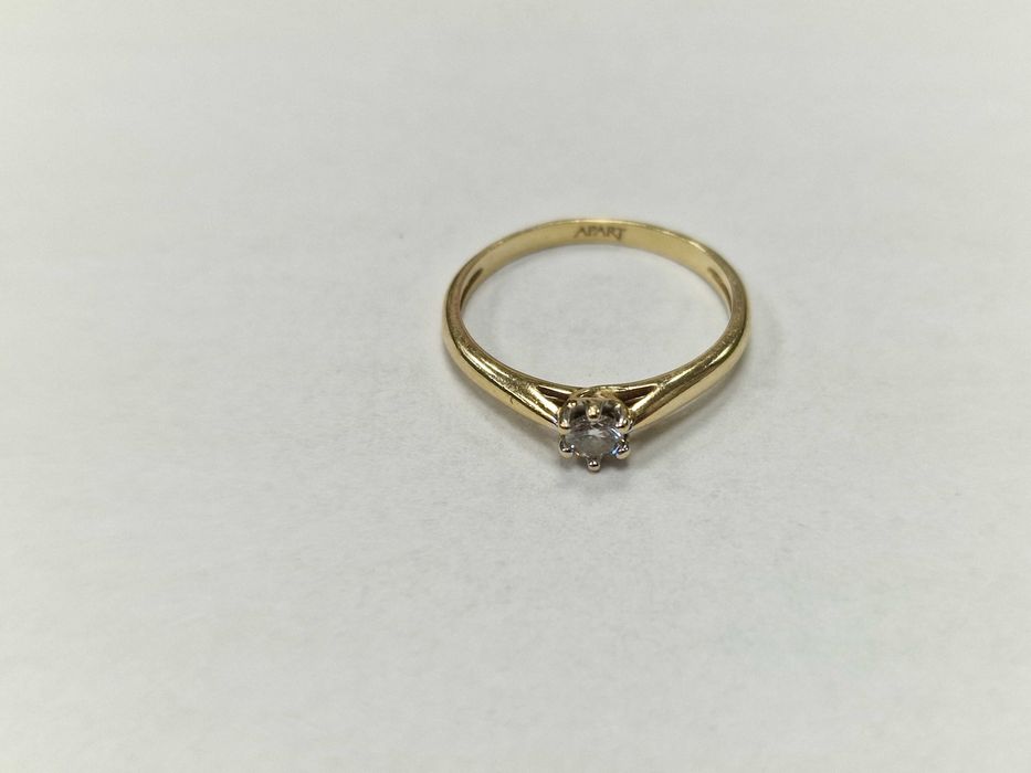 Złoty pierścionek/ 585/ 1.59 gram/ R14/ DIA 0.15 CT/ od Apart/ nowocze