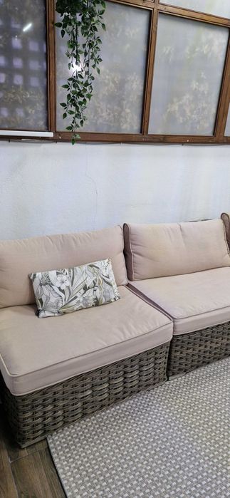 Sofá e mesa de exterior