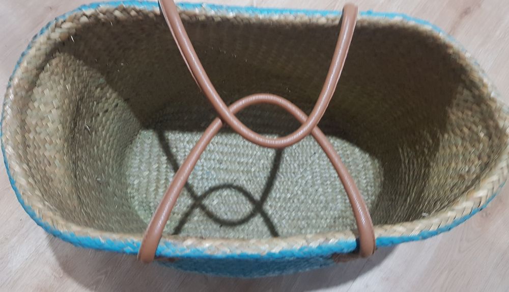 Cesta em verga pintada com pegas em pele