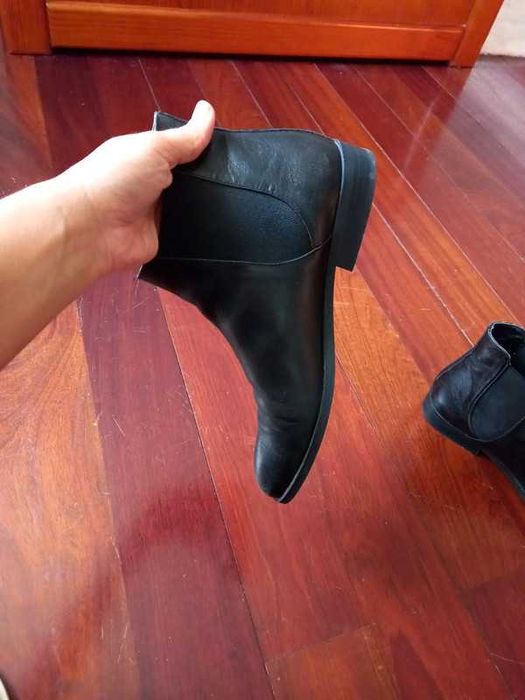 Botins pretos de mulher