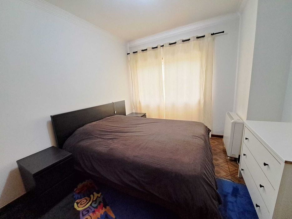 Cama casal com colchão e dois cabeceiras,cómoda branca fica por 40€.