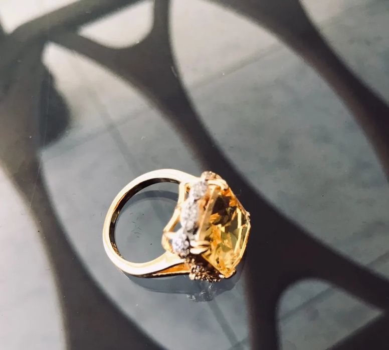 Anel de pedra preciosa estilo vintage à venda a preço especial.