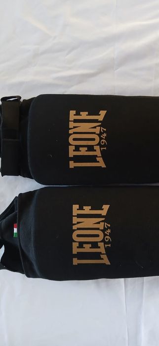 2 Luvas LEONE e um protector de pernas LEONE