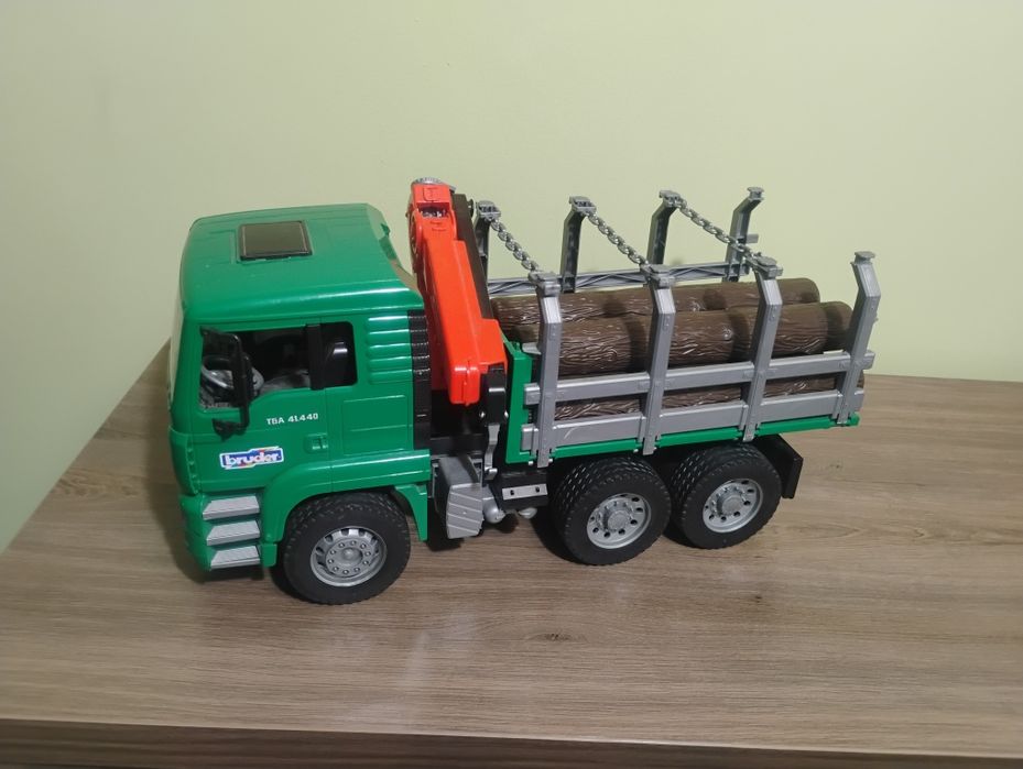 Bruder ciężarówka z drewnem