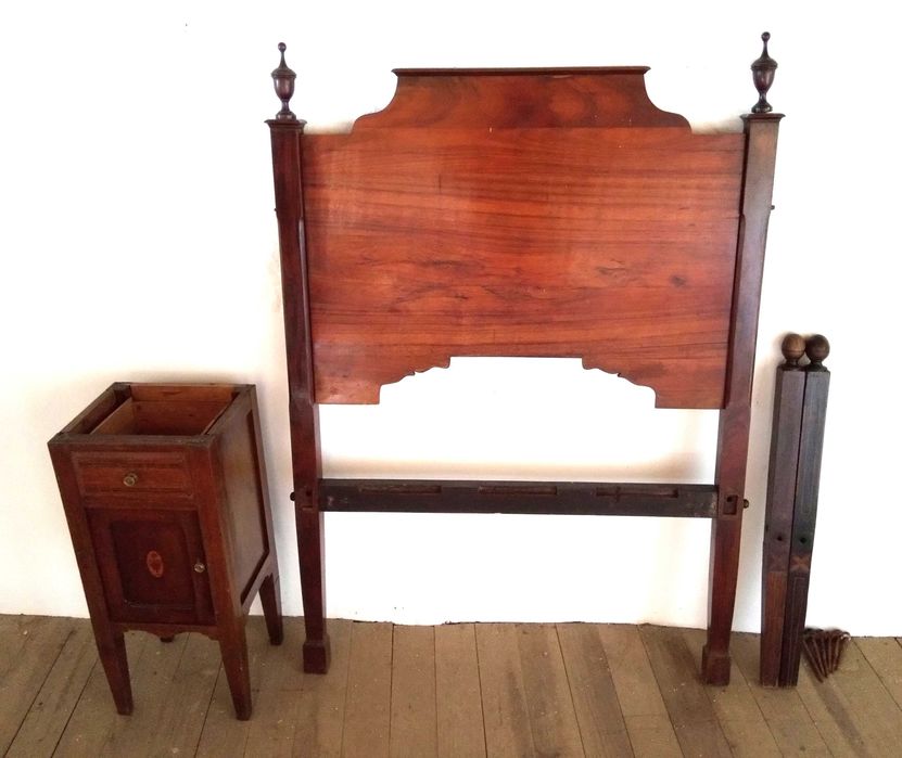 Mesa de Cabeceira e Cama em Madeiras de Mogno e Vinhático