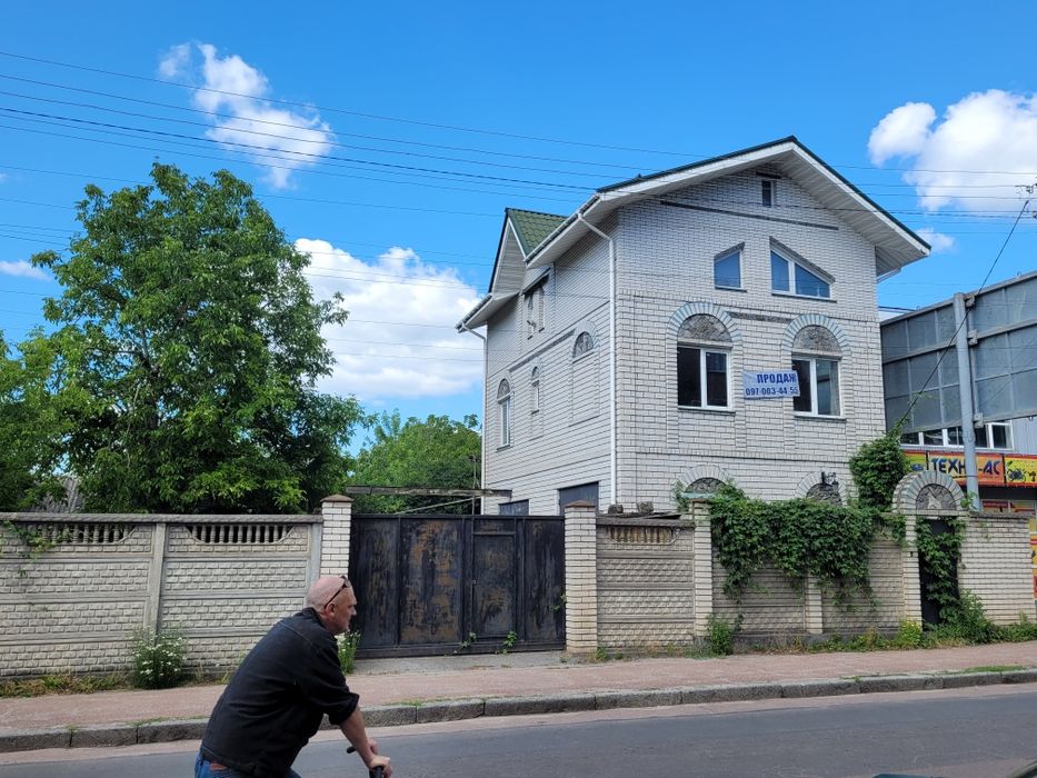 Приміщення і ділянка біля ринку.  Червона лінія.