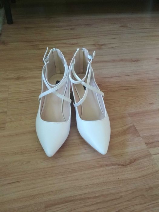 Białe nowe czółenka, marki Lily Rose, rozmiar 39