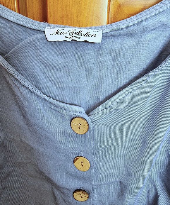 Top azul claro curto com botões 100% viscose, tamanho S - nunca usado