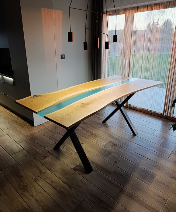 Dębowy stół z żywicy epoksydowej