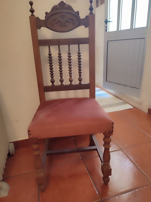 Mobília antiga em cru.