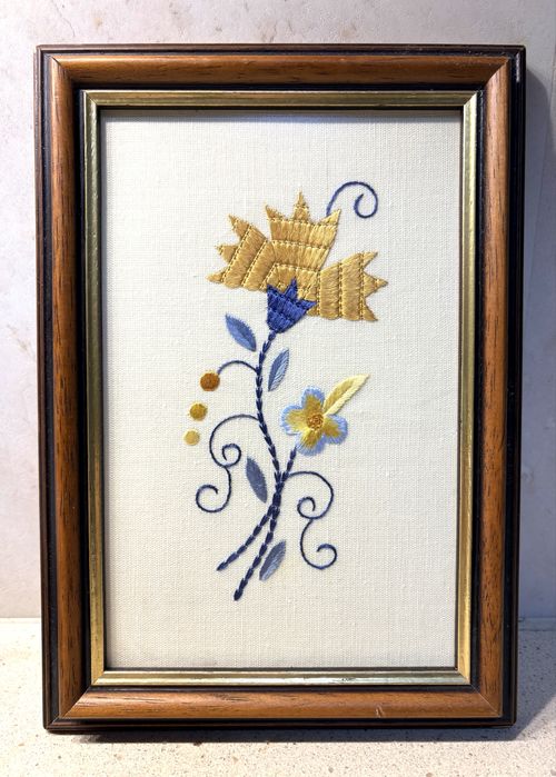 Lindo pequeno quadro com bordado português Castelo Branco