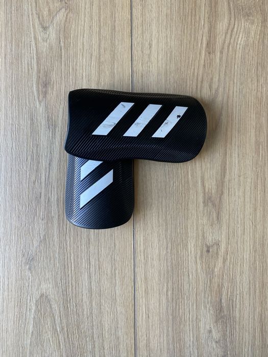 Caneleiras pretas almofadadas da Adidas