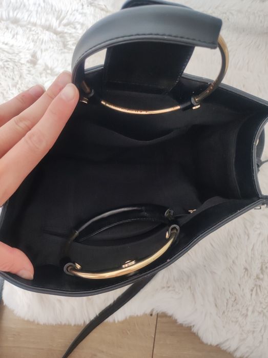 Torebka czarna na ramię złote dodatki