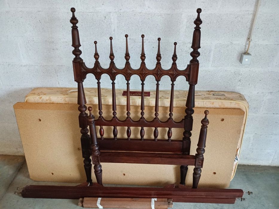 Cama de solteiro vintage com colchão ortopédico