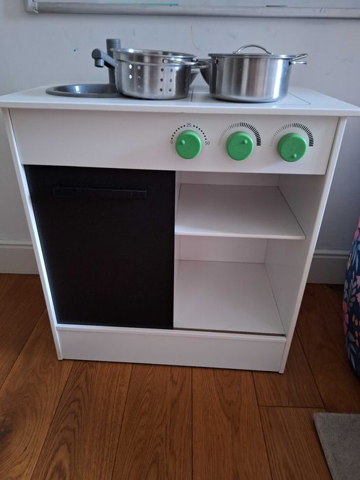 Kuchnia dla dzieci do zabawy, z zestawem garnków