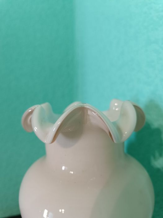 Продам вазу з молочного скла