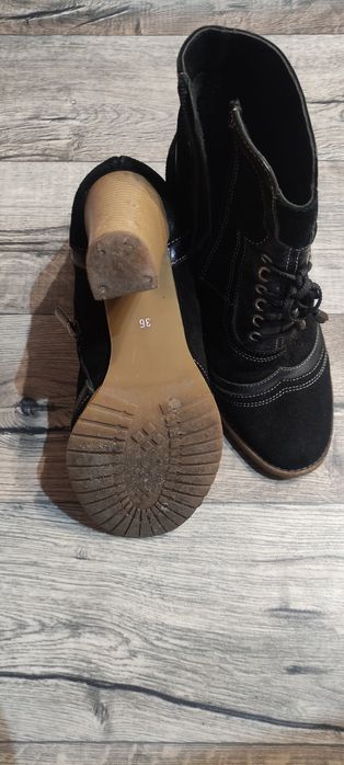 Продам б/у жіноче взуття осіннє