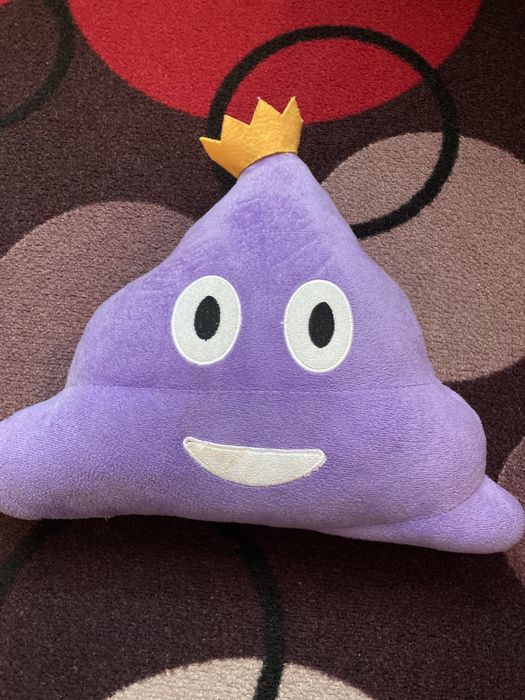 Poduszka emotka, emoji fioletowa kupa z koroną