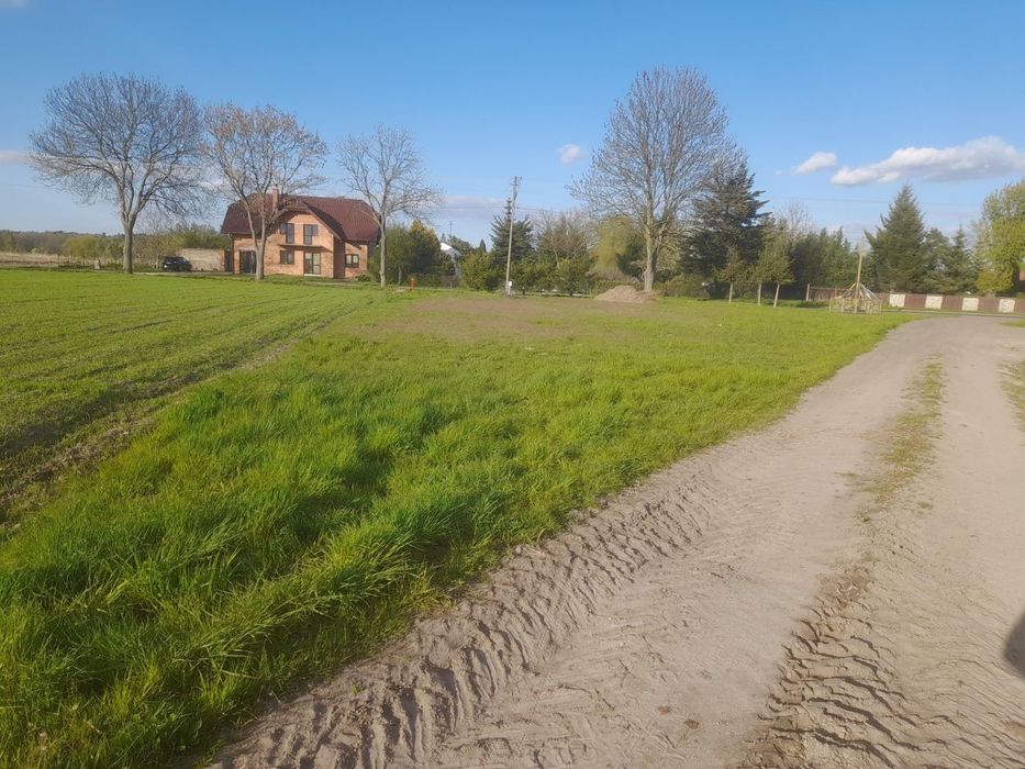 Działka budowlana, prąd, woda, światłowód, asfalt piękny widok na pola las w oddali