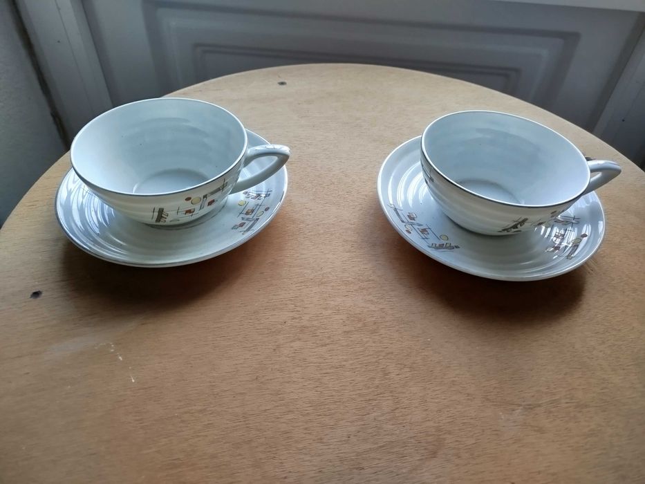 Duas chávenas em porcelana muito antigas