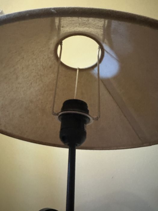 Candeeiro de ferro preto com abajur bege