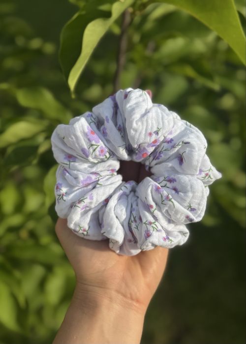 Gumka do włosów wzor kwiatki scrunchie ozdoba