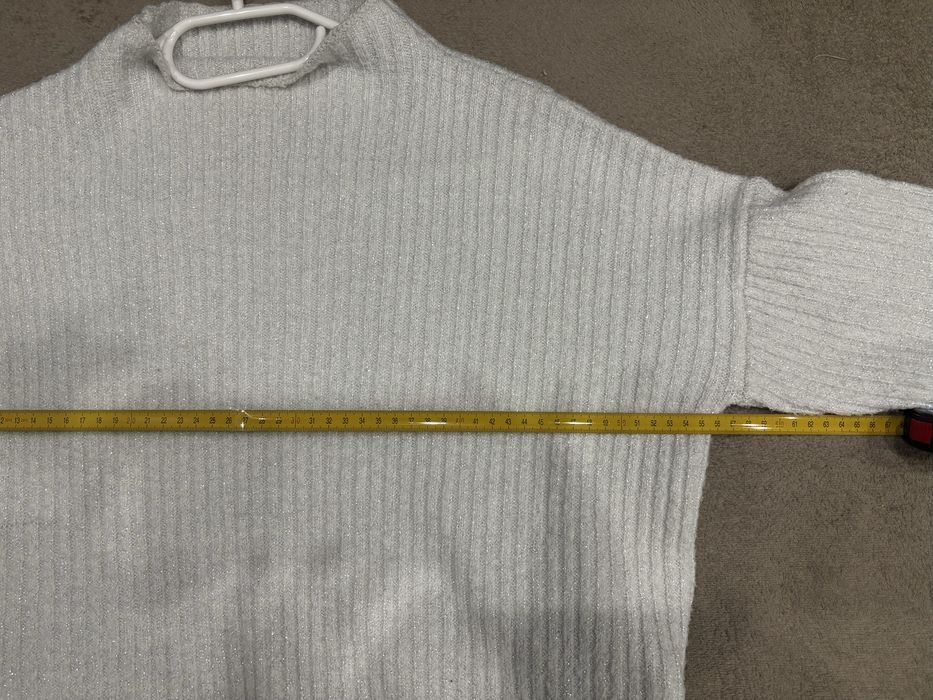 Sweterek z srebrną nitką