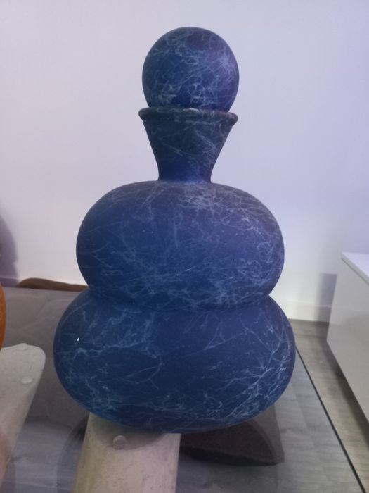 Louça decorativa azul e amarelo.