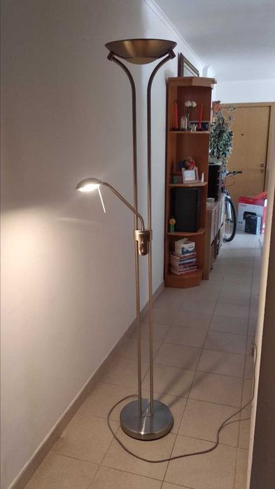 Candeeiro de chão em aço com candeeiro de leitura incluindo LED