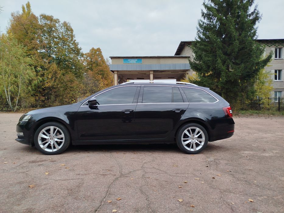Продам авто Skoda Octavia A7 рестайлова двохлітрова на автоматі