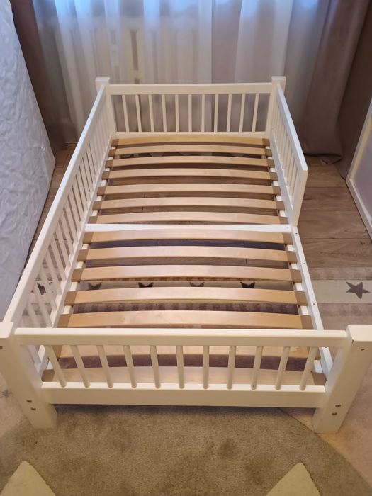 Niskie łóżko dla dziecka 150x90 z materacem 140x80