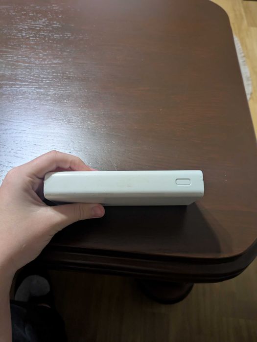 Продам білий павербанк