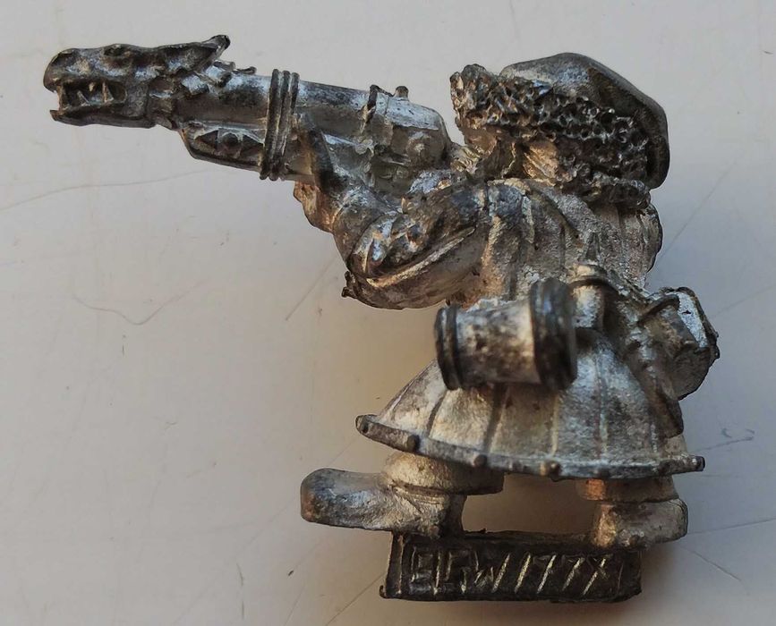 Dwarf. Krasnolud z uniwersum Warhammera. Thunderer. Metal.