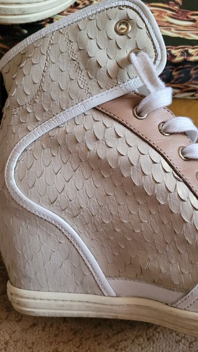 Продам  кожаные сникерсы Hogan