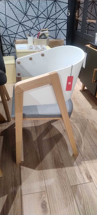 Krzesła Uni II -salon firmowy Vox -Domar. ul. Braniborska