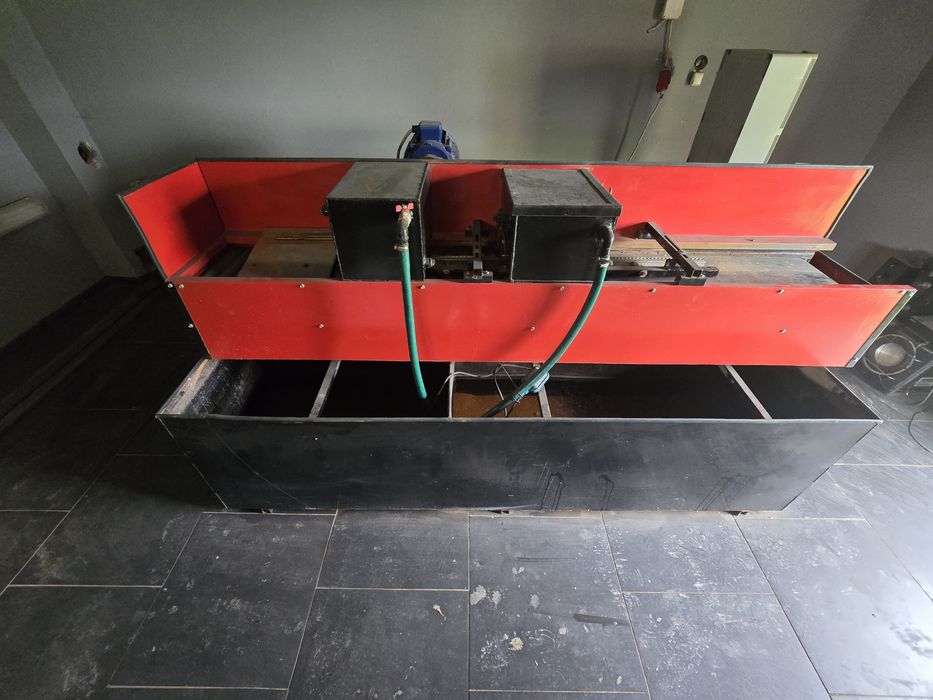 Wielopiła do cegły z taśmociągiem