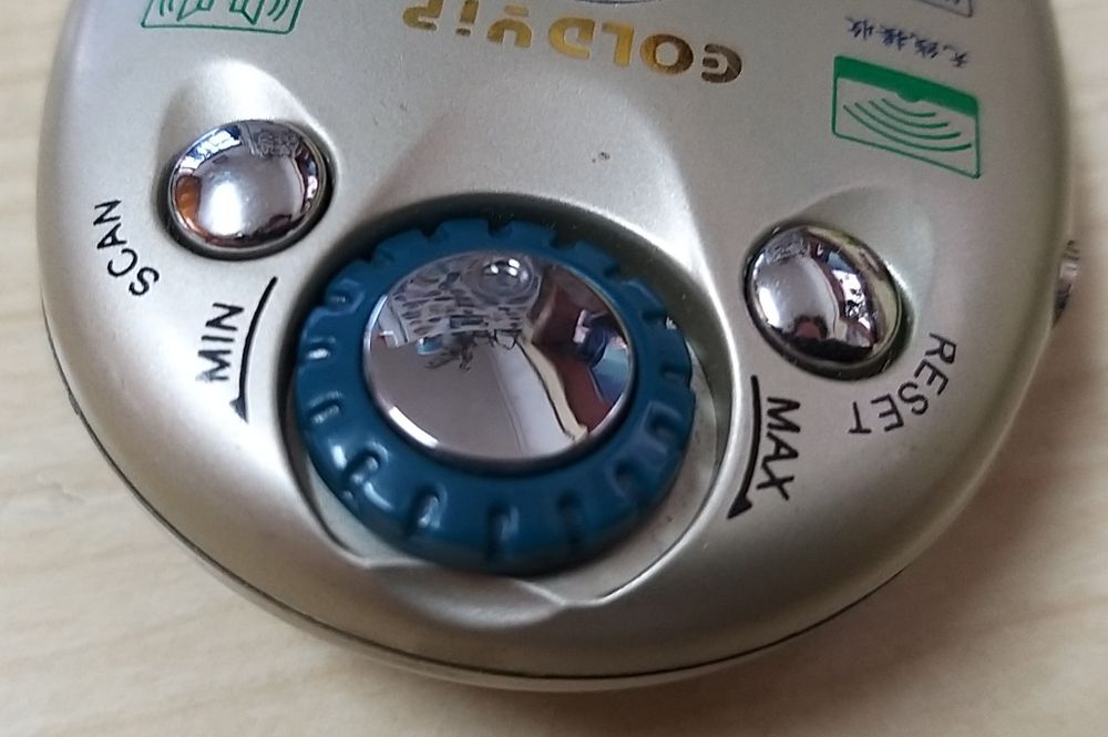 Rádio a pilhas com auscultadores.