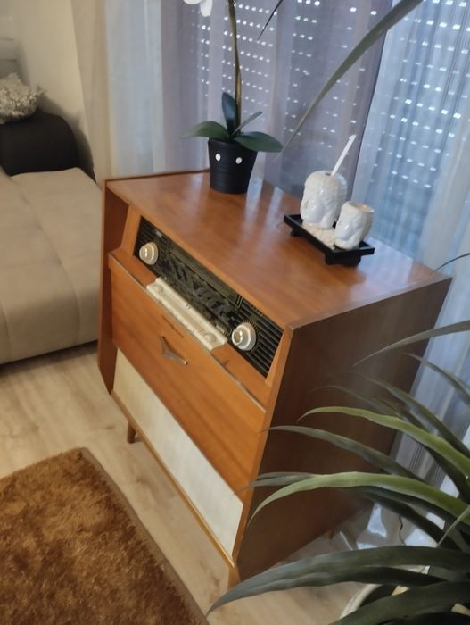 Móvel rádio e gira discos