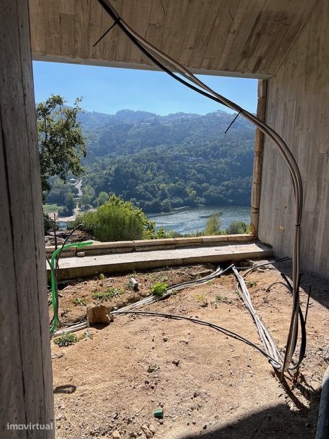 Moradia / Quintinha com vistas Rio Douro em fase de construção