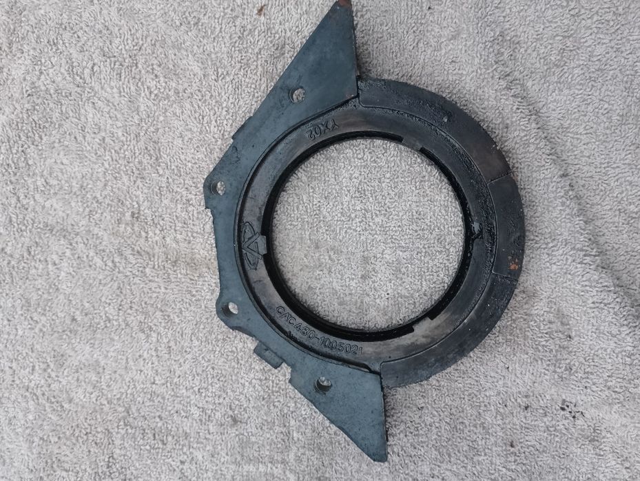 Кришка корпус - сальника колінвала