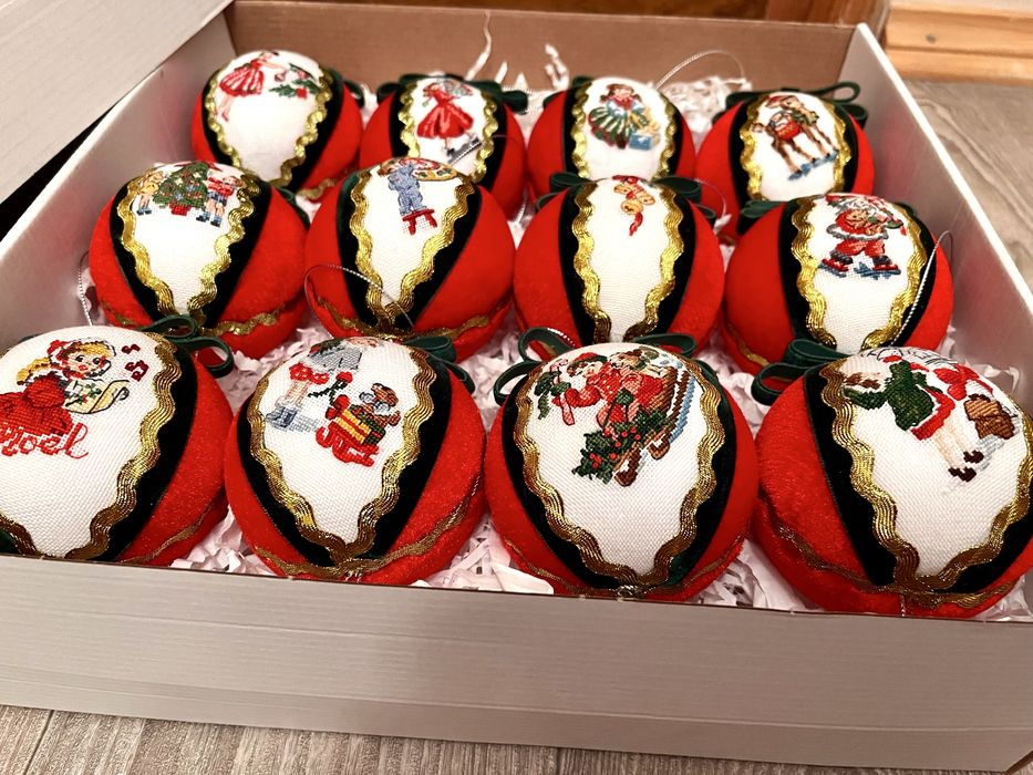 Вишиті новорічні іграшки на ялинку, у подарунковій коробці