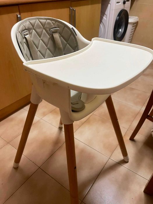 Vendo cadeira de refeição para bebé, em bom estado e totalmente funcional.
