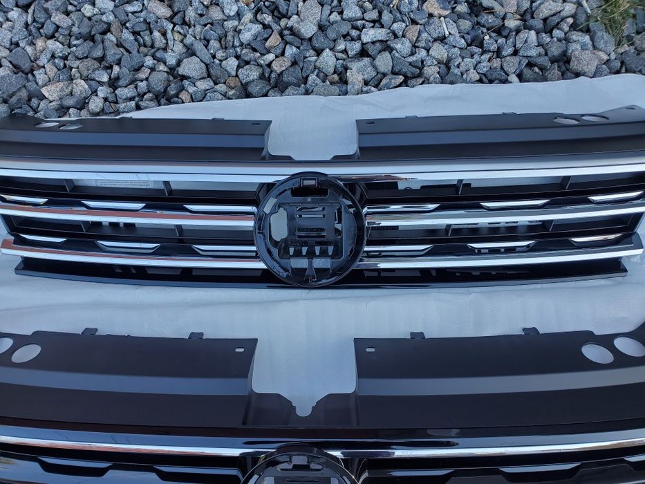 Решетка радиатора бампера  гриль VW Tiguan USA 2017 2020