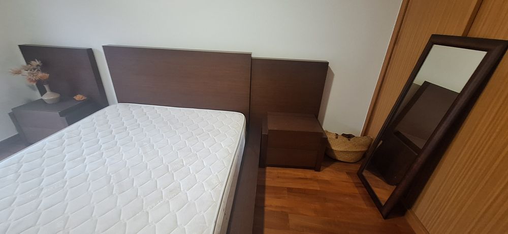 Cama de casal com mesinha de cabeceira