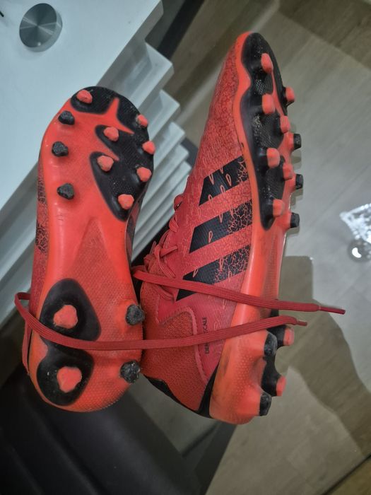 Chuteira adidas vermelha